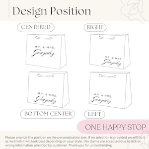 Pu&ograve; includere: Diagramma che mostra le posizioni di design dei sacchetti regalo: Centrato, Destra, Centro Inferiore e Sinistra. Ogni sacchetto &egrave; bianco con il testo "MR. & MRS. Gonzalez" in un carattere corsivo. Il testo "Design Position" &egrave; in alto e "ONE HAPPY STOP" in basso.