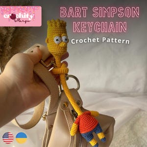 Könnte beinhalten: Handgefertigter Bart Simpson Schlüsselanhänger, gehäkelt aus gelbem, roten und blauen Garn. Der Schlüsselanhänger zeigt Barts Kopf und Outfit. Der Text "BART SIMPSON KEYCHAIN Crochet Pattern" ist sichtbar. Der Schlüsselanhänger ist an einer Tasche befestigt.