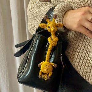 Llavero de jirafa de crochet hecho a mano: un bonito regalo para ella y para él, un regalo divertido y único.