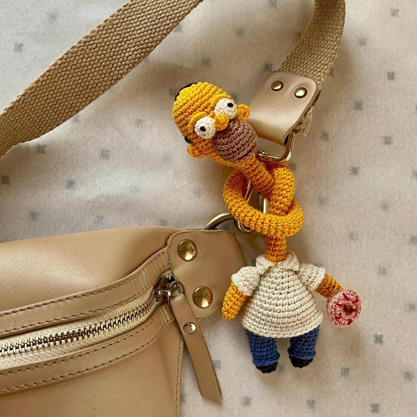 Handgemaakte Homer Simpson-sleutelhanger – gehaakt cartoonaccessoire met lange hals – perfect voor tassen en rugzakken