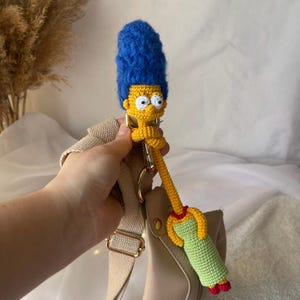 Handgemachte Marge Simpson gehäkelte Schlüsselanhänger - Amigurumi für die Simpsons Fans