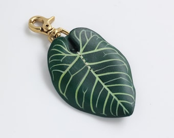 Anthurium Regale Leder Taschenanhänger, Pflanze Schlüsselanhänger, Taschenzubehör, kleines Dekor mit glänzendem Messingverschluss, Geschenk für Pflanzenliebhaber