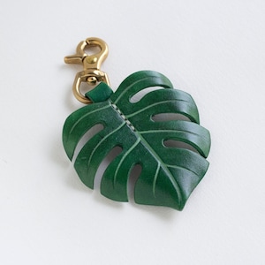 Monstera Deliciosa Leather Bag Charm, Swiss Cheese Plant Key Chain, Bag Accessories, Small Size Decor Gift with Shiny Brass Clasp, A-2