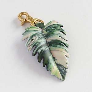 Philodendron Caramel Marble Leather Bag Charm, Llavero de planta, Accesorios para bolsos, Decoración de tamaño pequeño con cierre de latón brillante, Regalo para amantes de las plantas