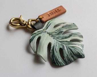 Monstera Deliciosa var Borsigiana 'Albo' Encanto de bolso de cuero abigarrado, llavero de planta de queso suizo, accesorios de bolso con cierre de latón brillante