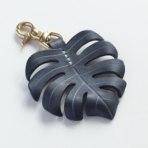 Encanto de bolso de cuero negro Monstera Deliciosa, llavero de planta de queso suizo, accesorios para bolsos, regalo de decoración de tamaño pequeño con cierre de latón brillante, A-7