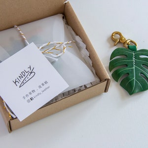 Monstera Deliciosa var Borsigiana 'Albo' Brokig läderväskeberlock, schweizerostväxtnyckelring, väsktillbehör med glänsande mässingsspänne bild 7