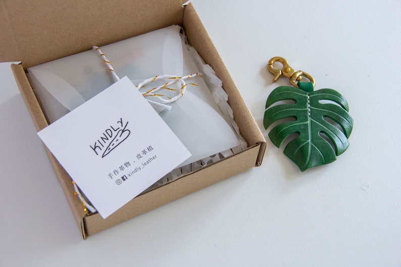 Monstera Deliciosa var Borsigiana 'Albo' Brokig läderväskeberlock, schweizerostväxtnyckelring, väsktillbehör med glänsande mässingsspänne bild 7