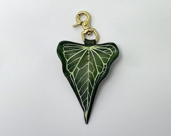 Anthurium Delta Force Leder Taschenanhänger, Pflanze Schlüsselanhänger, Taschenzubehör, kleines Dekor mit glänzendem Messingverschluss, Geschenk für Pflanzenliebhaber