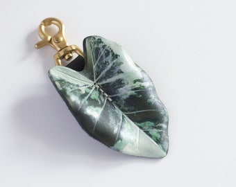 Ciondolo per borsa in pelle variegata Alocasia Macrorrhiza, portachiavi vegetale, accessori per borse, regalo per gli amanti delle piante con chiusura in ottone lucido, piccolo arredamento
