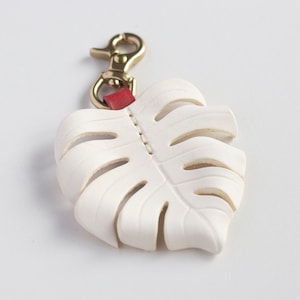 Monstera Deliciosa Leder Taschenanhänger, Schweizer Käse Pflanze Schlüsselanhänger, Taschenschmuck, kleine Größe Dekor Geschenk mit glänzendem Messing Verschluss, A-5