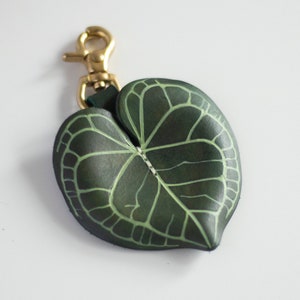Encanto de bolsa de cuero Anthurium Clarinervium, accesorios para bolsas de plantas, llavero de cuero personalizado con cierre de latón brillante, regalo para amantes de las plantas