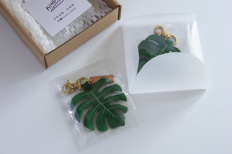 Monstera Deliciosa var Borsigiana 'Albo' Brokig läderväskeberlock, schweizerostväxtnyckelring, väsktillbehör med glänsande mässingsspänne bild 6