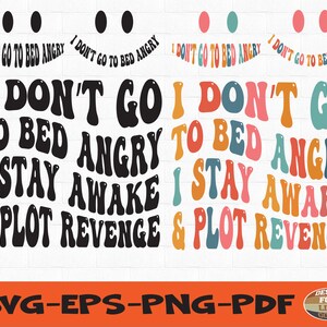 Op de afbeelding: Een kleurrijk grafisch ontwerp met de tekst "Ik ga niet boos naar bed, ik blijf wakker en smijt mijn wraak" in een retro-lettertype. De tekst is in een regenboog van kleuren, waaronder rood, oranje, geel, groen, blauw en paars. Het ontwerp is perfect voor een T-shirt, mok of andere merchandise.