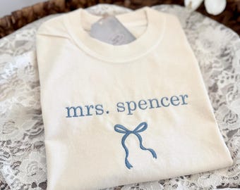 Camiseta de novia bordada con colores cómodos, texto personalizado de boda bordado, camiseta ultra suave, camisetas de compromiso, novia coqueta