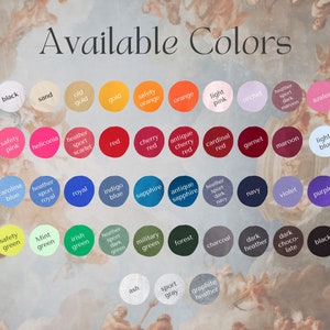 Op de afbeelding: Een kleurenkaart met een verscheidenheid aan stoffen kleuren. De tekst "Available Colors" staat bovenaan. Kleuren zijn onder meer zwart, zand, goud, oranje, roze, rood, blauw, groen en paars. De achtergrond heeft een vintage, artistieke stijl.