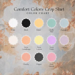 Puede incluir: Una carta de colores Comfort Colors Crop Shirt con trece muestras circulares con bordes blancos festoneados. Los colores incluyen blanco, negro, mantequilla, menta tiza, chambray, marfil, mel&oacute;n ne&oacute;n, lim&oacute;n ne&oacute;n, violeta ne&oacute;n, orqu&iacute;dea, melocot&oacute;n, pimienta y cuarzo rosa.