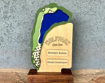 Trofeo de torneo de golf personalizado: nogal y arce, con diseño de hoyo replicado. Único para viajes anuales de golf.