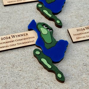 Trofeos de golf personalizados. Versión mininevera + trofeo principal. Personalízalo con tu hoyo de golf favorito.