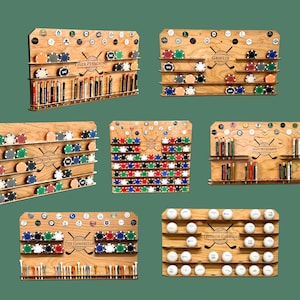 Peut inclure: Étagères en bois sur le thème du golf avec plusieurs niveaux. Chaque étagère contient des balles de golf, des jetons de poker et des accessoires de golf. Certaines étagères comportent du texte personnalisé et des motifs de clubs de golf. Les étagères sont en bois clair.