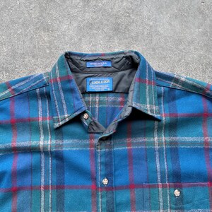 Op de afbeelding: Een set van drie keramische mokken met een gespikkelde, matte afwerking. De mokken zijn in de kleuren cr&egrave;me, lichtgrijs en donkergrijs. Elke mok heeft een eenvoudig, modern ontwerp en een afgeronde handgreep.