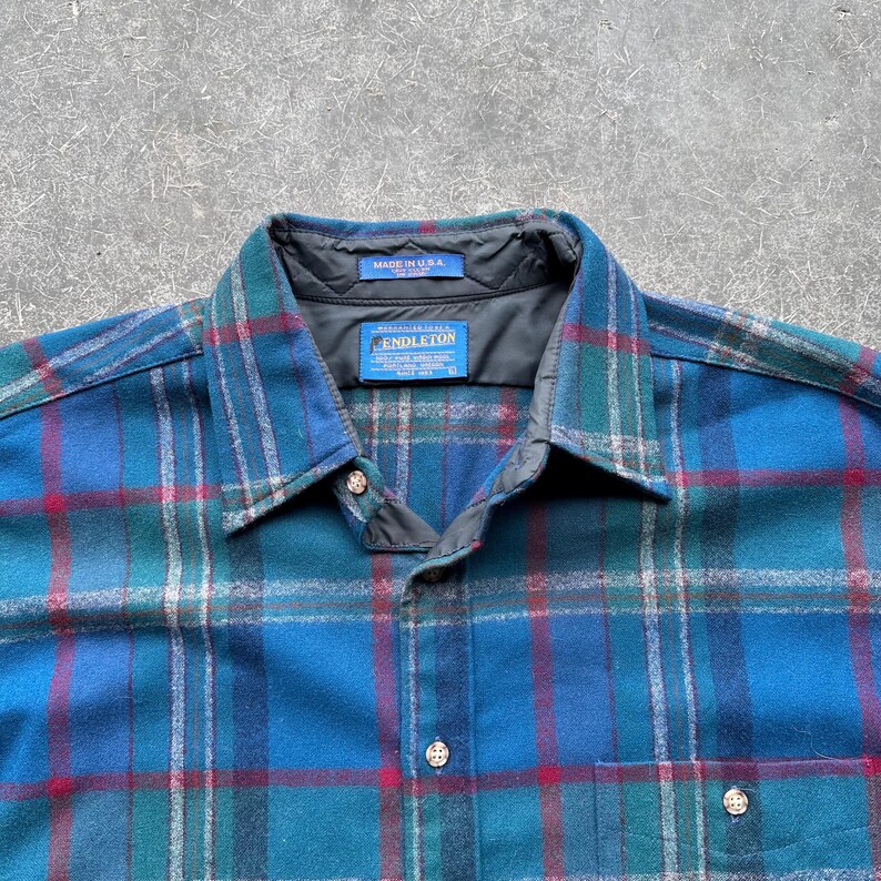 Op de afbeelding: Een set van drie keramische mokken met een gespikkelde, matte afwerking. De mokken zijn in de kleuren cr&egrave;me, lichtgrijs en donkergrijs. Elke mok heeft een eenvoudig, modern ontwerp en een afgeronde handgreep.