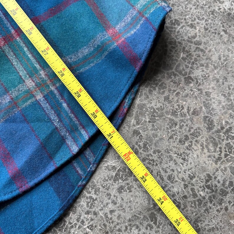 Op de afbeelding: Een set van drie keramische vazen in verschillende hoogtes en vormen. De hoogste vaas is lichtbeige, de middelste donkerbruin en de kleinste gespikkeld wit. Elke vaas heeft een gladde, matte afwerking.