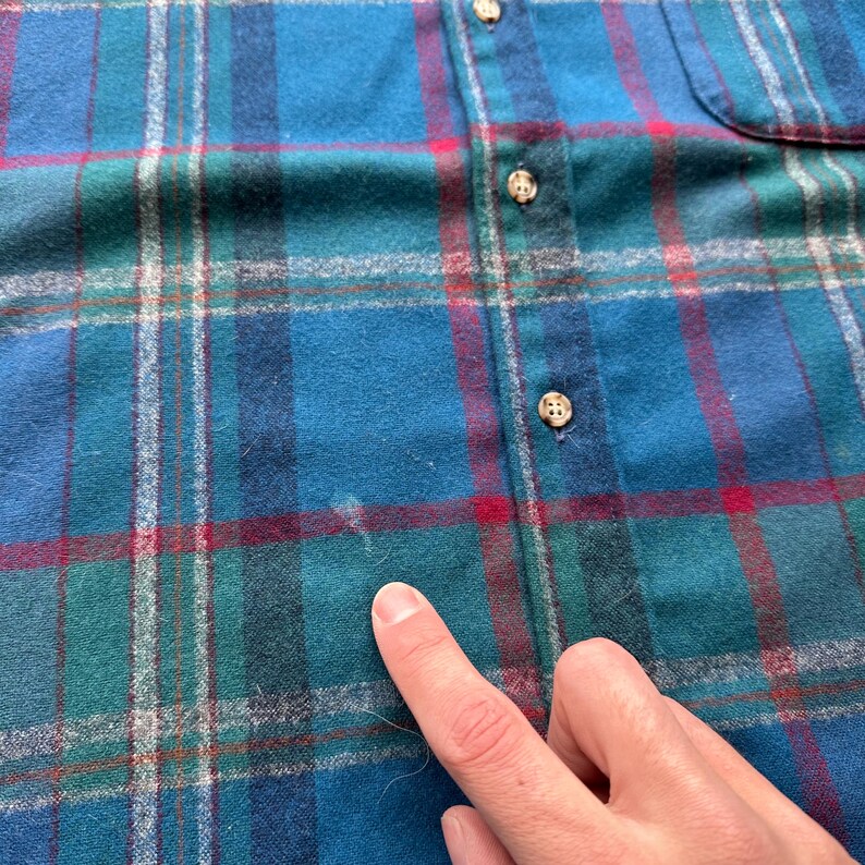 Op de afbeelding: Een rustiek houten bord met de tekst "Welcome to our home" in witte letters. Het bord heeft een verweerde afwerking en een eenvoudig, uitnodigend ontwerp.