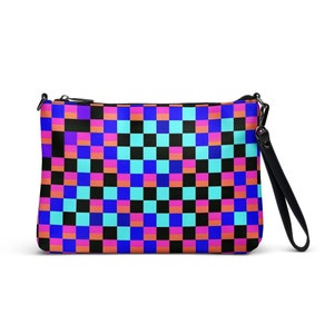 Puede incluir: Bolso de mano rectangular con un vibrante estampado de tablero de ajedrez en negro, azul, rosa y naranja. El bolso tiene una cremallera negra y una correa de muñeca negra. El bolso mide unos 30 cm de ancho y 20 cm de alto.