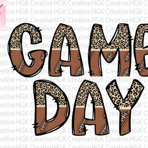 Op de afbeelding: Een bruine en luipaardprint grafische afbeelding met de tekst "GAME DAY" met een voetbal stiksel ontwerp.