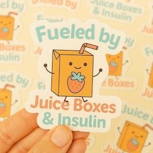 Angetrieben durch Juice Boxes & Insulin Aufkleber | Niedlicher Typ-1-Diabetes-Aufkleber | T1D Humor Vinyl Aufkleber für Wasserflaschen, Brotdosen