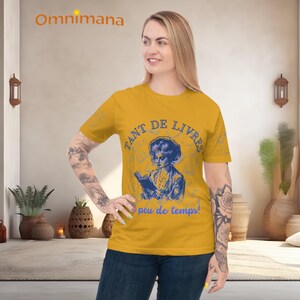 Unisex-T-Shirt aus klassischem Bio-Baumwolljersey 100% Message-T-Shirt auf Französisch &quot;Tant de livres, si peu de temps&quot;