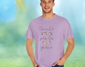 Unisex Garment-Dyed T-shirt avec message en français "Touché par la grâce" au masculin t-shirts 100% coton imprimé nature