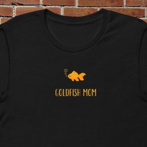 GOLDFISH MOM Unisex t-shirt, t-shirt with goldfish, tee with goldfish, fish mom, shirt with fish, gift for her, goldfish lover