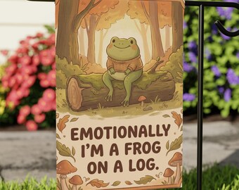 Bandera de jardín con una rana en un tronco, divertida bandera de jardín con rana, acogedora decoración de patio con ranas estilo cottagecore, bandera de exterior con humor identificable.