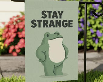 Bandera de jardín Stay Strange, bandera de jardín con rana divertida, decoración de jardín peculiar y extraña, bandera minimalista de rana para exteriores, bandera con humor cottagecore adorable