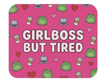 Alfombrilla de ratón "Girlboss But Tired" / Accesorio de escritorio con rana rosa divertida / Bonita decoración para trabajar desde casa / Regalo para compañeras de trabajo / Alfombrilla de ratón femenina