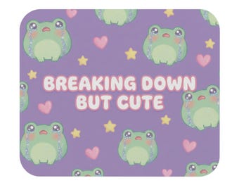 Alfombrilla de ratón adorable pero descompuesta / Accesorio de escritorio con una rana llorando divertida / Bonita decoración de oficina en tonos pastel / Alfombrilla de escritorio Coquette Unhinged
