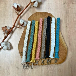 Macramé polsbandje - Macramé armband sleutelhanger - Gepersonaliseerde pols sleutelhanger - Origineel Boho cadeau idee - Macramé accessoire