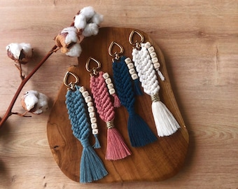 Porte clés bohème, Coeur doré, Bijou de sac en Macramé, Prêt à offrir , Personnalisable ,Idéal pour un cadeau,Anniversaire,Témoin de mariage