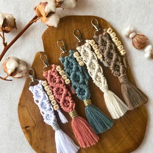 Llavero de macramé personalizable – Listo para regalar – Charm para bolso de algodón boho hecho a mano – Regalo original para profesores, bodas, Navidad