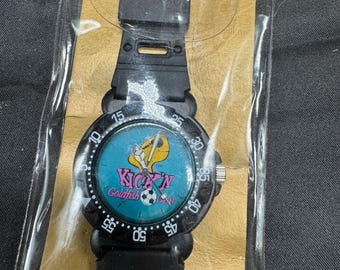 Könnte beinhalten: Schwarze Armbanduhr mit schwarzem Kautschukband. Das Zifferblatt der Uhr hat einen blauen Hintergrund mit einer Zeichentrickfigur eines Goldfisches und den Worten "Kick'n Goldfish Gear".