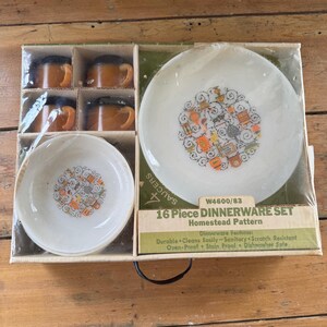 Servizio da tavola vintage Anchor Hocking Suburbia da 16 pezzi, modello Homestead, nuovo, sigillato in fabbrica nella sua confezione originale.