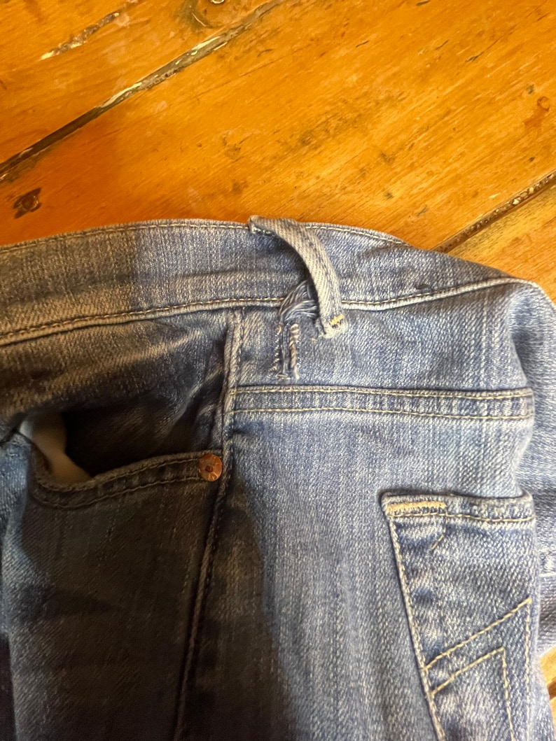 Woman’s True Religion High Rise Tapered Skinny distressed jeans size 29. image 10