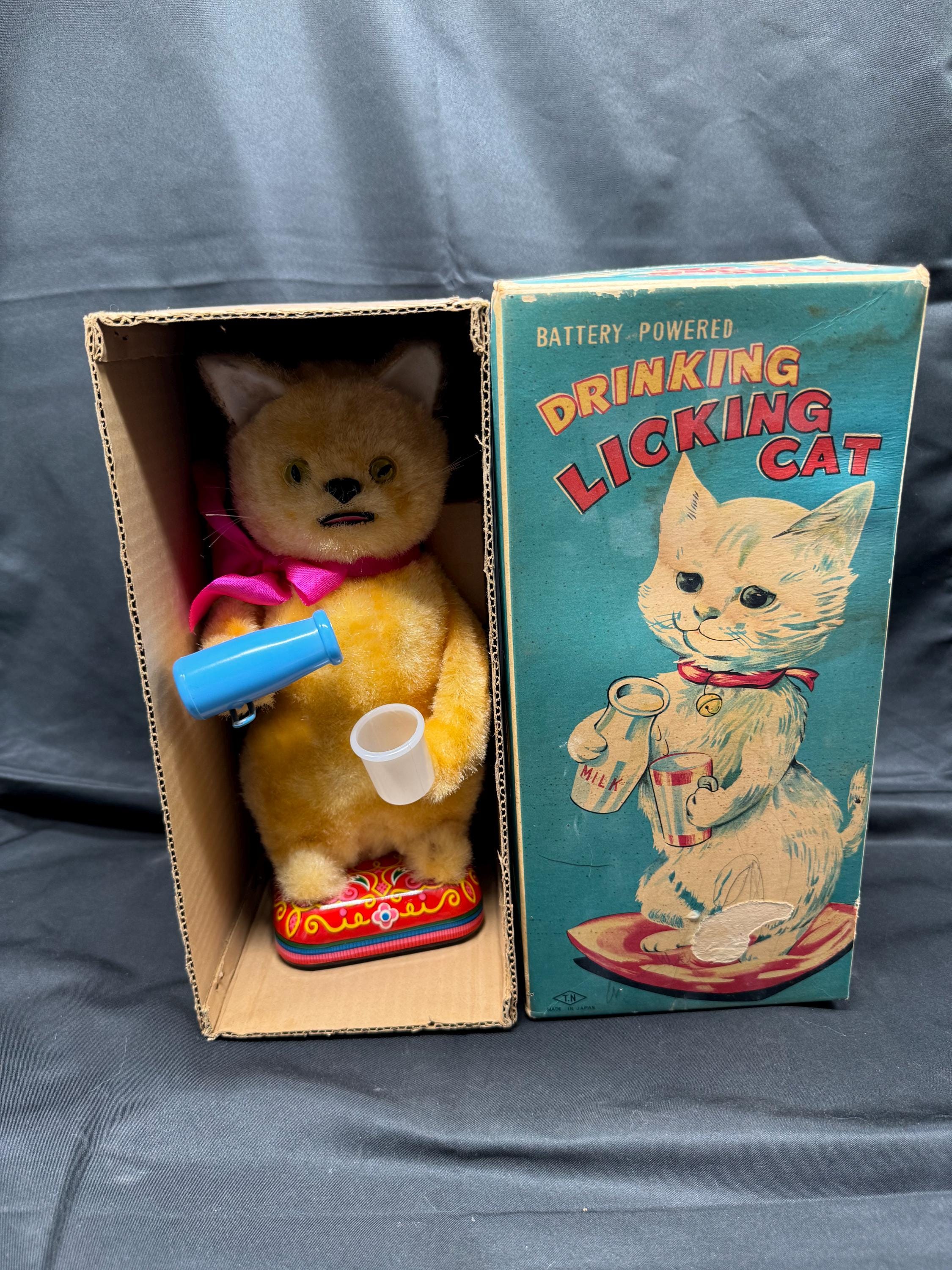 Vintage Lipper & Mann Cat Figurine – Kitsch & Color