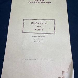Könnte beinhalten: Eine Vintage-Anzeige für "Buckskin and Flint" Federzeichnungen von einem Künstler aus Ohio, Richard Harmon. Die Anzeige enthält den Text "1776 Flint & Cap Gun Shop" oben und "Copyright 1974, Jack E. Rice, Pirsburg, Ohio 45358 - Lithe in U.S.A." unten.