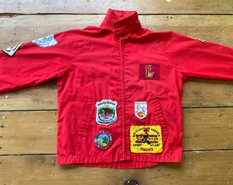 Veste en laine rouge officielle des Boy Scouts Of America vintage des années 1970 avec 21 patchs