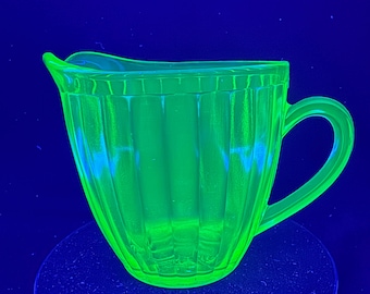 ヴィンテージグリーンウランガラスショートリブウォーターピッチャー