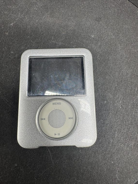 Vintage 2007 Apple Ipod Nano A1236 4 GB - 3rd Generation - Silver