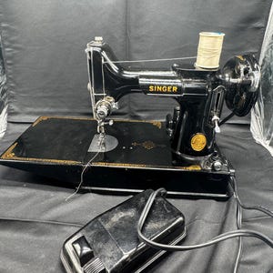 ヴィンテージ シンガー 221 フェザーウェイトミシン、ケース、アクセサリー 1941 年